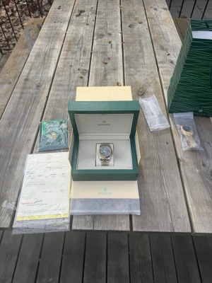 Herrklocka - Helt ny och oanvända klocka med automatiskt rörelse. Klockan har korrekt vikt och är tillverkad i samma högkvalitiva stål. Tveka inte att höra av er vid frågor eller bilder. Endast klockan ingår i priset. Om ni är intresserade av box eller box tillsammans med certifikat, vänligen kontakta oss så kan vi diskutera ett pris