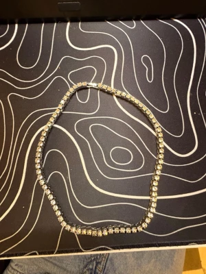 Glittrigt diamant halsband i silver - Säljer ett snyggt halsband med gnistrande diamanter i rad på en silverfärgad kedja. Perfekt accessoar för dig som vill ha något som verkligen blänker och drar blickarna till sig. Halsbandet har en klassisk, enkel form och passar till många olika stilar. Tveka inte att skriva!😄PRISET ÄR INTE HUGGET I STEN!