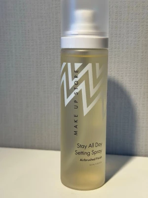 Stay All Day Setting Spray 100 ml - Ny och oöppnad! Stay All Day Setting Spray från Make Up Store ger en airbrushed finish och håller sminket på plats hela dagen. Innehåller 100 ml.