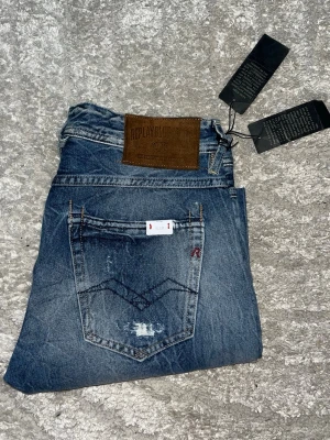 Replay jeans  - Helt nya Replay Ronas jeans! Jag kan ej skicka bild när jag bär dem då jag ej kan ha storleken! JAG SKICKAR EJ FLER BILDER PÅ JEANSEN! för storleksguide hänvisar jag till måtten och för bättre inblick i passformen rekommenderar jag att googla på modellnamnet. :) 
