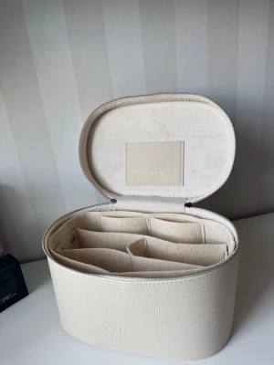Caia necessär - Helt ny necessär från Caia. Aldrig använd.