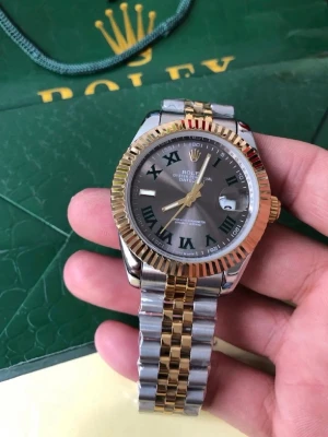 Herrklocka - Helt ny och oanvända klocka med automatiskt rörelse. Klockan har korrekt vikt och är tillverkad i samma högkvalitiva stål. Tveka inte att höra av er vid frågor eller bilder. Endast klockan ingår i priset. Om ni är intresserade av box eller box tillsammans med certifikat, vänligen kontakta oss så kan vi diskutera ett pris