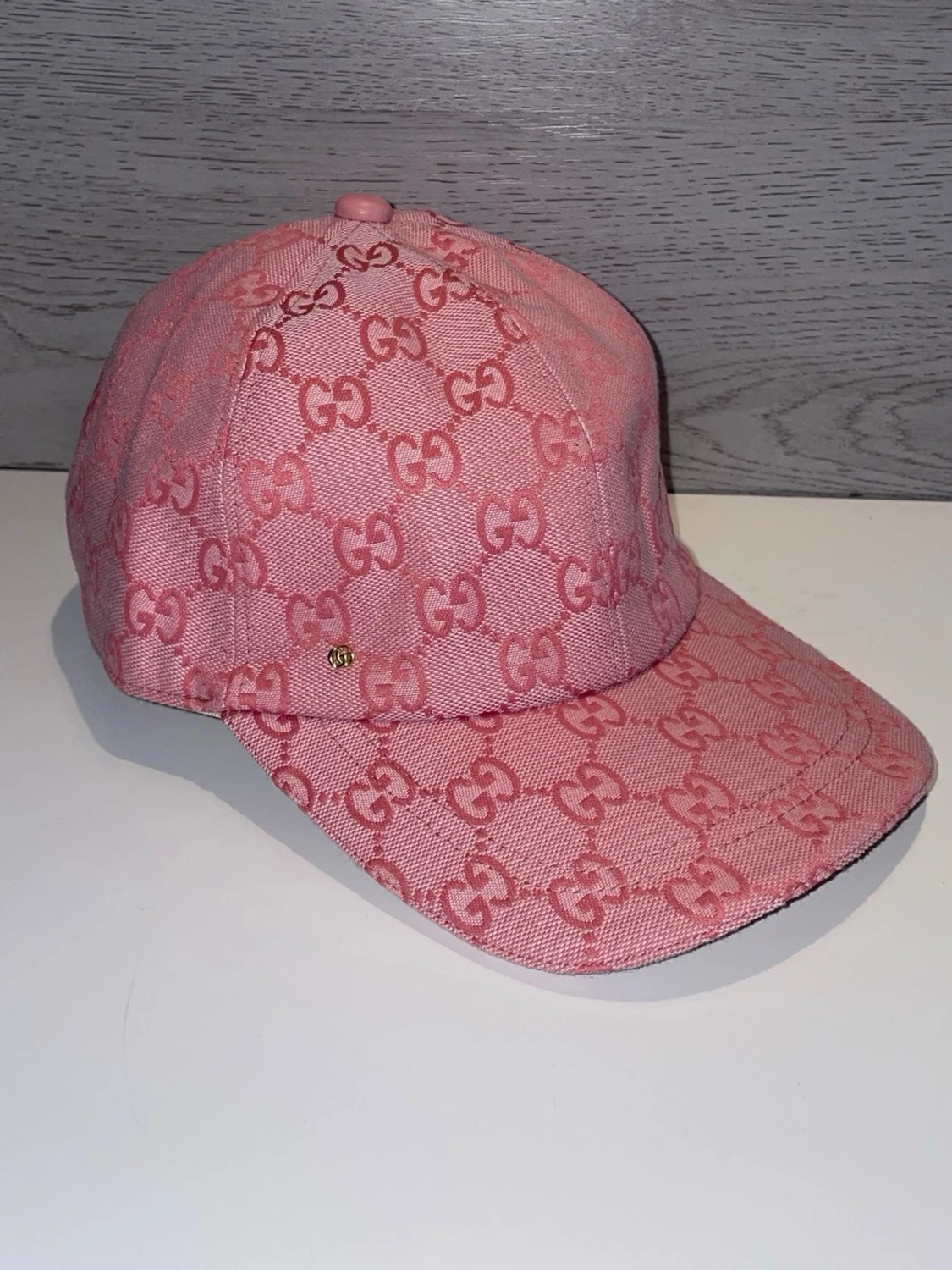 Rosa keps från Gucci med GG-mönster