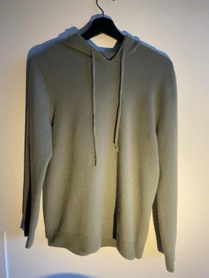 Ljusgrön cashmir hoodie i S/xs - Snygg ljusgröna no brand cashmir hoodie med huva och långa ärmar. Hoodien har snören vid halsen och är Perfekt för en avslappnad och stilren look. Personen på bilden är 182 cm