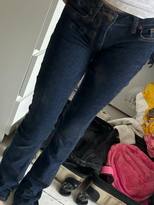 Mörkblå bootcut jeans - Snygga mörkblå low waist bootcut jeans. Säljer på grund av för långa för mig. De är syda 