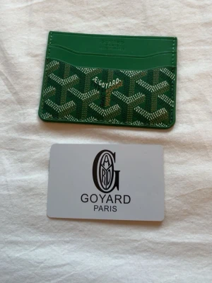 Grön korthållare från Goy4rd - Grön plånbok från Goy4rd. Skriv vid funderingar 