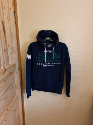 Vintage Superdry Hoodie  - En väldigt snygg Vintage Superdry Hoodie i väldigt bra skick skulle säga 9/10 🤩| Storlek L 🙌.                  Hör av er vid mera frågor/bilder 💬
