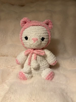 Virkad vit björn 🐻‍❄️ 🤍 - Super gullig handgjord virkad vit och rosa björn med hat💌 🐻 