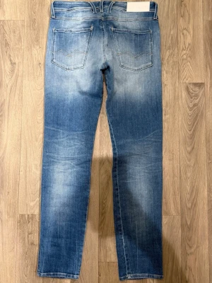 Replay Anbass Ljusblå Jeans W31/L32 Slim Fit - Replay Anbass ljusblå jeans i clean tvätt, slim fit modell som sitter bra och funkar till allt, storlek W31/L32, midja 41 cm, ytterbenslängd 104,5 cm, benöppning 16 cm, modellen är 185cm & väger 65kg, i fint skick.