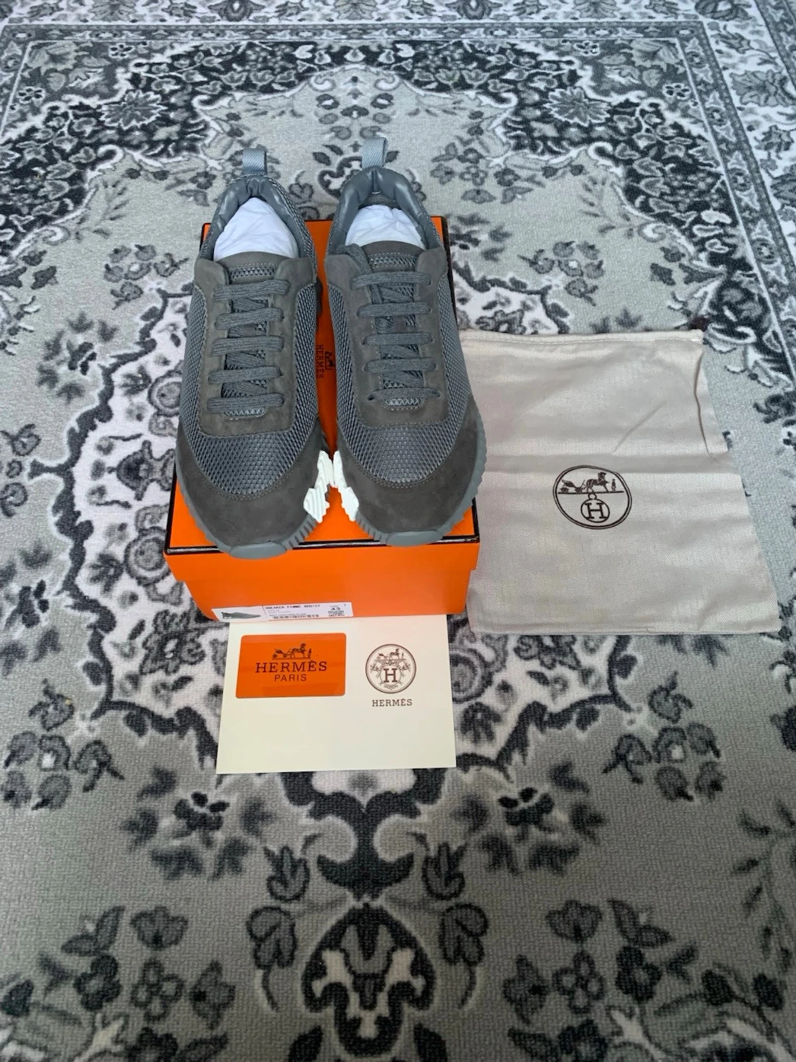 Grå H E R M E S sneakers med vit sula