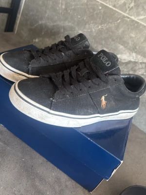 Svarta Polo Ralph Lauren sneakers - Svarta sneakers från Polo Ralph Lauren, ska tvättas hade inte tid att tvätta dom på dessa bilder🚨 skick 8/10, riktiga polo Ralph lauren skor inga 1x1s utan riktiga, dessa går för 1199 och säljer för endast 219kr!, kom dm om ni har frågor eller om ni vill ha mer bilder!