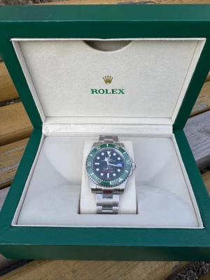 Herrklocka - Heltid ny och oanvänd klocka med automatisk rörelse. Klockan har korrekt vikt och är tillverkad i samma högkvalitativa stål. Tveka inte att höra av er vid frågor eller om ni önskar fler bilder. Endast klockan ingår i priset. Om ni är intresserade av box eller box tillsammans med certifikat, vänligen kontakta oss så kan vi diskutera ett pris.