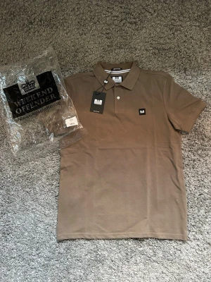 Beige polotopp från Weekend Offender - Snygg beige polotopp från Weekend Offender i storlek S, helt sprillans ny men säljer pga fel storlek! 