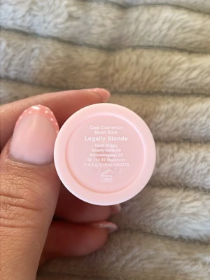 Caia Cosmetics Blush Stick Legally Blonde - Helt ny blush från Caia Cosmetics i färgen legally blonde. Helt oanvänd men har inte kvar förpackningen. Säljer pga jag redan har en i samma färg som jag använder. 💞💞nypris 245kr