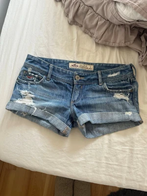 Hollister lågmidjade jeansshorts  - Så snygga lågmidjade jeansshorts! Midjemåttet tvärs över är 38cm. Tyvärr försmå för mig så har ingen bild på💗💗
