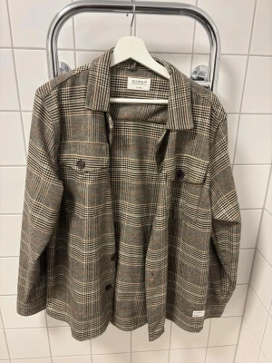 Rutig overshirt från Gabba, brun - Snygg overshirt från Gabba i brunt rutigt mönster. I toppen skick.