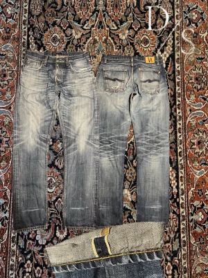 Nudie vintage Selvedge jeans - Helt sjuka nudie Selvedge jeans, riktigt snygga fades med en cool snus slitning vid bakfickan. Modellen är ”Sharp Bengt” med en riktigt najs avslappnad passform.   •Midja:42,5cm •Längd:105cm •Benöppning:19cm