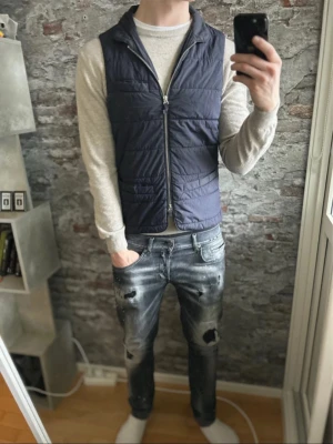 Stenströms väst| S - Bra skick| lite smutsigt magen| Storlek S| passar mellan 165-180cm ungefär| Nypris ca 3000kr| Modellen är 185cm 79kg| Slå en pling vid fler frågor| Sell.ArchiveSS|