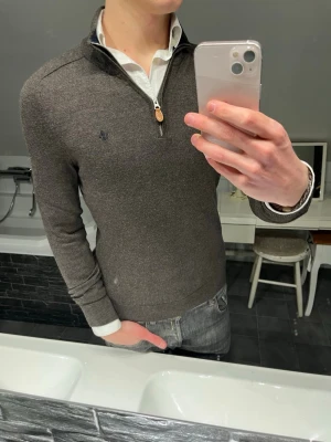 Morris Quarter zip - Säljer denna bruna Merinoull Quarter zipen från Morris! || Riktigt fin till Casual och dressade tillfällen! || Skick: 8,5/10 || Storlek: S || Pris: 449kr || Hör av er vid funderingar!