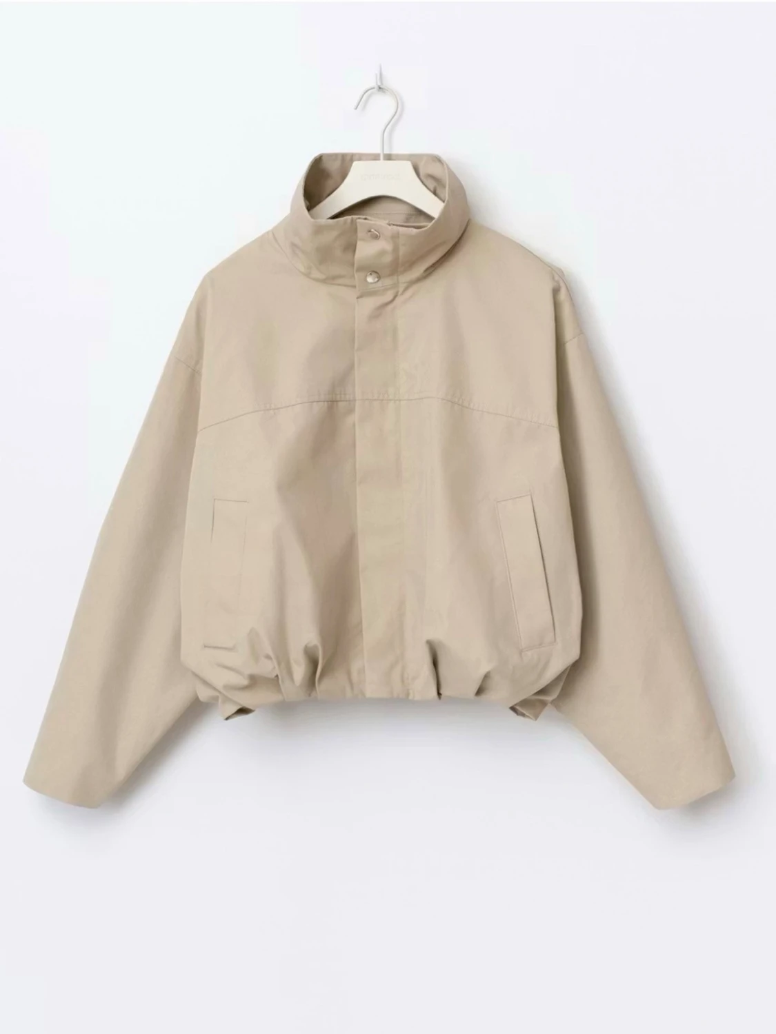 Beige vindjacka med hög krage