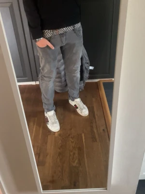 Gråa Replay anbass  - Säljer ett par otroligt feta och efterfrågade replay anbass-Storlek 32/32-Jättefint skick-Nypris:Ca 1700-Hör av er vid frågor eller funderingar✌️