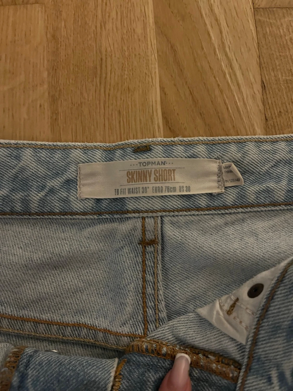 Ljusblå lågmidjade jeansshorts från Topman - 1