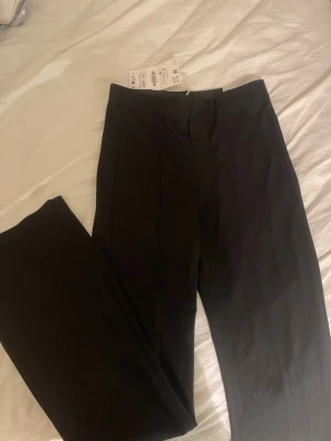 Kostym byxor bootcut - Jätte fina helt oanvända utsvängda kostym byxor i mjukt elastiskt material 