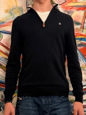 Morris zip tröja - Snygg mörkblå tröja från Morris i 100% merinoull med half zip/ quarter zip och logga på bröstet. Nästan nyskick och i storlek S men tyvärr lite liten för mig.Tröjan är slim fit för dig som är 170-180cm. Jag själv är ≈182cm. Ställ gärna frågor 🤗