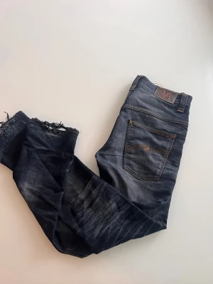 Vintage nudie jeans  - Jeansen är disstressade och har en bra passform, straight o lite större ben öppning längst smalbenen. Väldigt unik wash. Kan diskutera priset