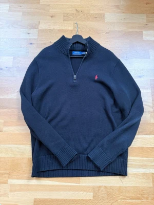 Polo ralph lauren half zip - Polo ralph lauren half zip stickad, skick: 9,8/10 använd 1 gång, kvitto finns. Stl: L