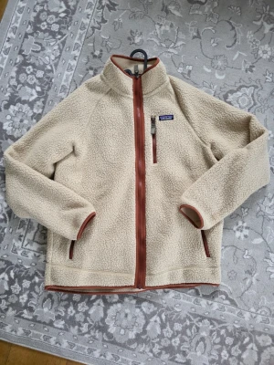 Patagonia fleece  - Snygg Patagonia fleece jacka i beige. Den är I storlek XL och är I toppen skick. Hör av dig vid frågor!