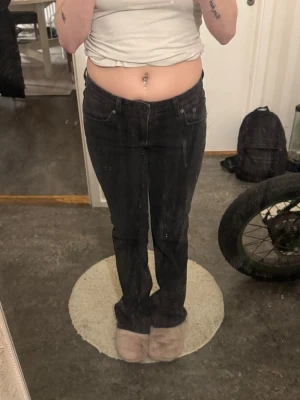 Svarta bootcut jeans - Säljer ett par svarta jeans med bootcut-modell och klassisk femficksdesign. Jeansen har låg midja och raka ben som blir lite vidare nertill. Materialet är jeans och färgen är en mörk svart ton. Perfekta för dig som gillar en tidlös och avslappnad stil. Strl S/Full length från Lager157. Aldrig använt. Ordinare pris 300kr. Är 163 cm lång.