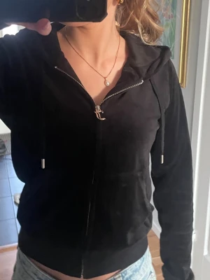 Juicy couture hoodie  - Säljer denna Juicy couture hoodien/koftan! Bara använd ett fåtal gånger.  ”Classic Velour Robertson Zip Hoodie Black” 