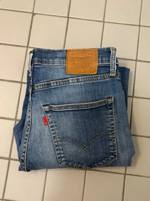 Levis jeans - Säljer dessa Levis jeans | Modell: 512 | Storlek: 32/32 | Bra skick | Nypris: ca 1000 Mitt pris: 349 | Skriv vid minsta fråga eller fundering 🤝