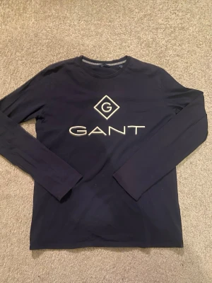 Gant tröja marinblå - Säljer nu denna marinblå Gant tröjan för jag har växt ut den skicket är 8/10 storleken är 158/164 och nypris är runt 600kr. Om ni har några frågor är det bara att skriva!!