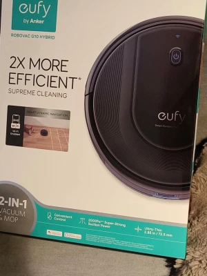 Eufy RoboVac G10 Hybrid robotdammsugare - Eufy RoboVac G10 Hybrid är en svart robotdammsugare med smart dynamisk navigering och WiFi-stöd. Den har 2-i-1 funktion för både dammsugning och moppning, styrs via app och har ultratunn design. Tillbehör som mopptillbehör och rengöringsborste ingår. Nypris 1400