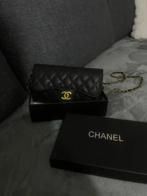 Axelväska - Supersnygg svart axelväska helt ny och oanvänd, allt som visas i bilden medföljer, skickas inom 24 timmar. 