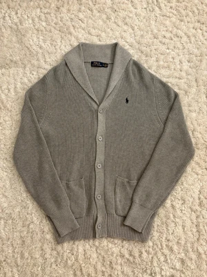 Ralph Lauren cardigan - Säljer denna sjukt feta Ralph Lauren cardiganen. Storlek M, nästan oanvänd. Hör av er vid eventuella frågor eller funderingar! 