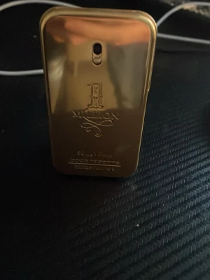 Paco Rabanne 1 Million EdT - Säljer en ikonisk Paco Rabanne 1 Million Eau de Toilette. Flaskan är guldfärgad och har en rektangulär form med rundade hörn, inspirerad av en guldtacka. Perfekt för dig som gillar lyxig och maskulin doft.