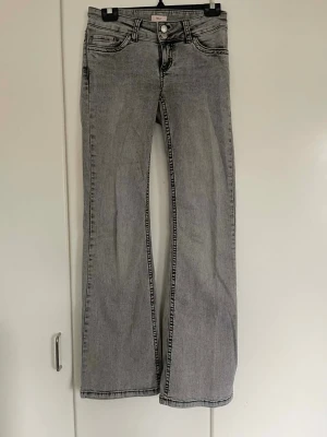 Gråa lågmidjade jeans - Gråa lågmidjade bootcut jeans från Nelly.