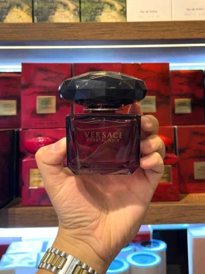Versace Crystal Noir parfym - Versace Crystal Noir är en lyxig parfym i en mörklila glasflaska med en stor, svart, multifacetterad kork. 