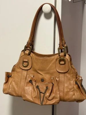 Vintage väska  - Vet ej märket på den utan fick den som present. Hör av dig vid intresse 🫶 