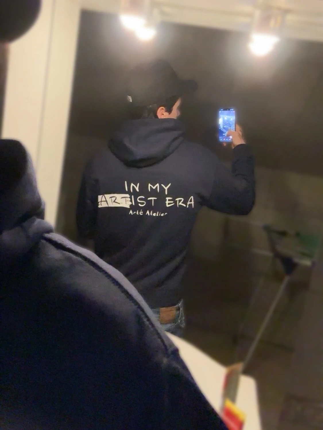 Mörk blå hoodie med tryck Arteatelier  - 1