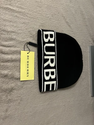 Svart mössa - Fin svart mössa jätte varm och bra för det kalla vädret🥶