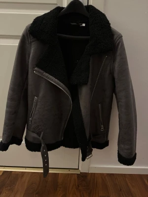 Mocha jacka - Använd ett fåtal gånger, den är som ny.     Passar även s