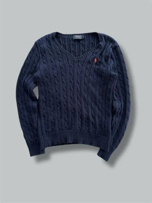 Mörkblå kabelstickad tröja Polo Ralph Lauren - Polo Ralph Lauren stickad tröja/ kabel stickad 🧶   - Storlek M Medium  - färg Mörk Blå/ marinblå  -  bra skick, allt visas på     bilderna - Inget fel som jag ser  - 100% äkta  - om du har några frågor eller behöver fler bilder - skriv!🤝💌  #mosmosh #mosmoshjeans #vintagejeans #y2kfashion #y2kdenim #00sfashion #2000sfashion #streetwear #streetfashion #streetstyle #urbanwear #vintagedenim #archivedenim #archivefashion #y2k #throwbackstyle #retrodenim #oldschoolstyle #casualwear #everydaywear #den