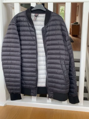 Svart pufferjacka från Colmar - Tjena, Säljer en svart dunjacka från Colmar i storlek 54. Liten defekt (bild 3). Ny pris 3799. Om inte priset passar ge ett bud:) Tveka inte på att höra av er vid frågor mvh Melker.