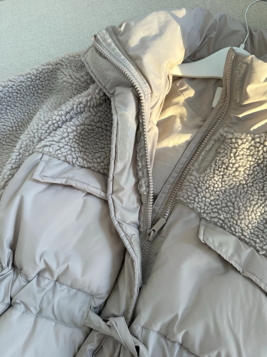 Beige pufferjacka med teddy-detaljer - 2