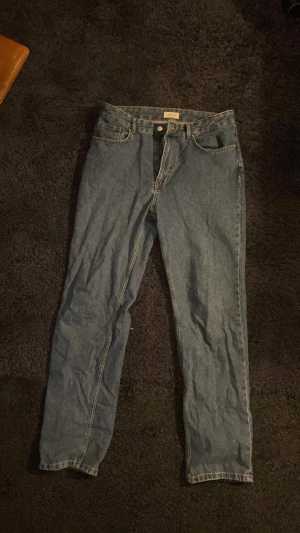 Jeans Lis Bonne - Regular fit jeans från lis bonne. Storlek 32. Som nya och knappt använda. 