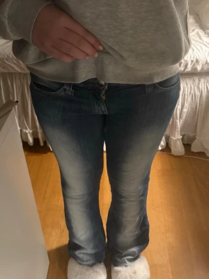 Blå bootcut jeans från Cheap Monday - säljer ett par snygga jeans från weekday, cheapmonday❣️❣️